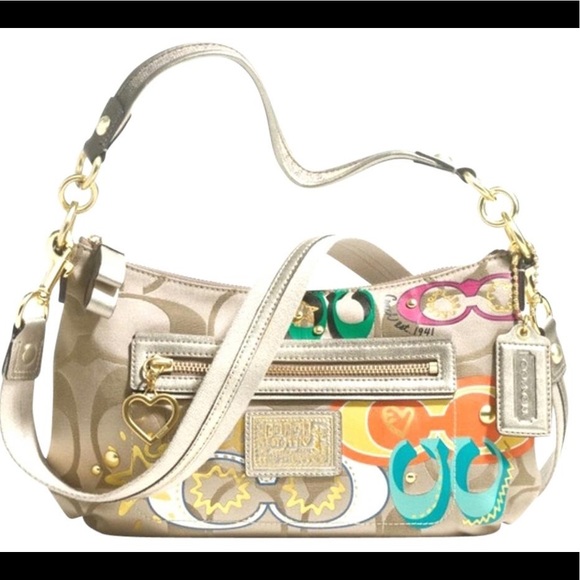 Coach Handbags - 👜Coach Daisy Poppy Applique Signature Crossbody